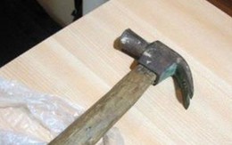 Tạm giữ giám đốc dùng búa đánh vào đầu phó giám đốc, trợ lý