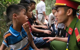 Quá đông người hành hương dịp Giỗ Tổ, nhiều trẻ nhỏ lạc cha mẹ ở Đền Hùng