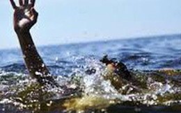 Bị phát hiện đánh bạc, người đàn ông nhảy xuống sông bỏ trốn dẫn đến tử vong