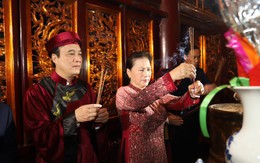 Chủ tịch Quốc hội Nguyễn Thị Kim Ngân cùng đoàn đại biểu dâng hương lên các vị Vua Hùng