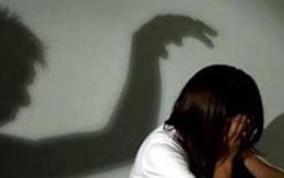 Người đàn ông quỳ lạy xin lỗi vì 'nựng' nữ sinh lớp 4