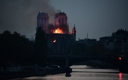 Cháy dữ dội bao phủ Nhà thờ Đức Bà Paris, đỉnh tháp 850 năm tuổi sụp đổ