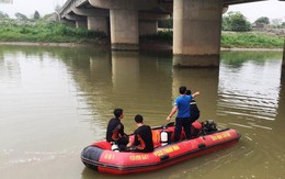 Tìm thấy thi thể người vợ nhảy cầu tự vẫn trước mặt chồng con