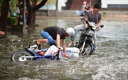 Người Sài Gòn ngã nhào trong mưa ngập đầu mùa