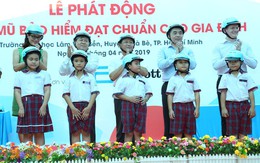 TP.HCM: Phát miễn phí hơn 1.000 mũ bảo hiểm cho học sinh và giáo viên