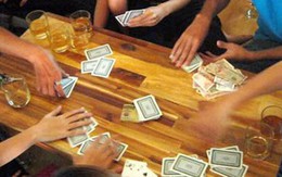 Đi bắt đánh bạc, phó công an xã nhận tiền con bạc