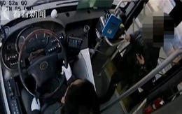Nữ hành khách đề nghị xe buýt dừng chờ người không được liền cướp lái và đánh bị thương tài xế