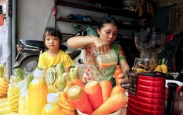 Ngày nắng rát đầu tiên: Vạn chai nước ép siêu rẻ tràn vỉa hè Hà Nội