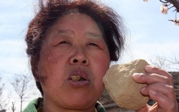 Người phụ nữ 55 tuổi coi đất như đồ ăn vặt, 50 năm ăn khoảng 5 tấn đất