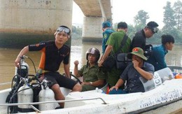 Người đàn ông chở vợ lên giữa cầu rồi nhảy sông Sài Gòn mất tích
