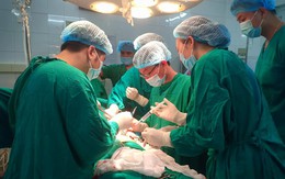 Mổ tối khẩn cấp rút cây kéo đâm rách màng tim nam bệnh nhân