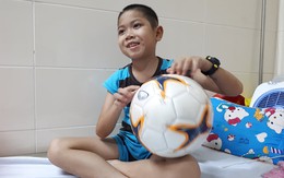 Cậu bé dân tộc 9 tuổi mắc u não khát khao được đá bóng như cầu thủ Quang Hải
