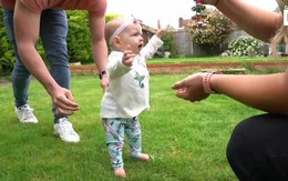 Em bé 6 tháng tuổi đã biết đi