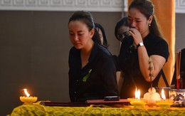 Nhiều nghệ sĩ Việt khóc khi viếng người mẫu Hà Nội qua đời ở tuổi 37
