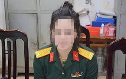 Nữ nhân viên công ty luật mua quân phục hàm đại tá mặc khoe mẽ