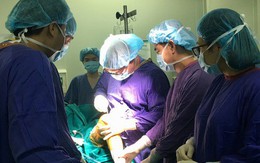 Hỏng hoàn toàn khớp gối sau tiêm thuốc, đắp lá
