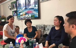 Mẹ Anh Vũ rơi nước mắt khi nhận tiền quyên góp từ NSND Hồng Vân