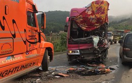 Sơn La: Xe container và xe khách biển Lào tông nhau trên quốc lộ 6