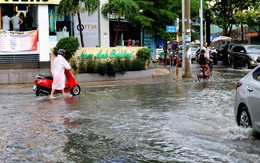 TP HCM: Mưa trắng trời trưa cuối tuần, 'khu nhà giàu' Thảo Điền lại ngập