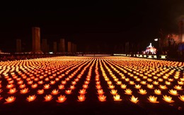 Đại lễ Vesak 2019: Hơn 40.000 ngọn nến được thắp sáng trong Đại lễ Hoa đăng cầu nguyện hòa bình thế giới