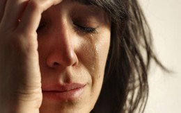 Tôi sinh con xong, chồng chê giống lợn và lén đi với gái gọi