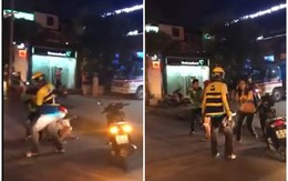 Tài xế xe ôm đánh nhau như "phim chưởng" trên phố, 2 cô gái đi xe lao vào can ngăn