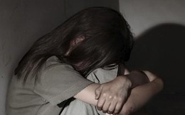 Bé gái 9 tuổi bị hiếp dâm khi bán vé số