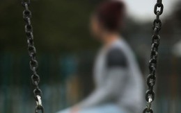 Cô gái bị 100 người cưỡng hiếp còn bị cảnh sát bắt