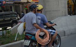 Nắng nóng đỉnh điểm ở Hà Nội, thợ điều hòa kiếm tiền triệu mỗi ngày