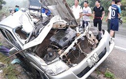 Nghệ An: Hai xe ô tô đấu đầu, một tài xế tử vong