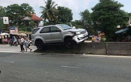 Xe Fortuner leo dải phân cách cao hơn nửa mét