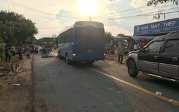 Kinh hoàng 2 xe máy va chạm trên đường, xe khách lao tới cán chết 2 người đàn ông