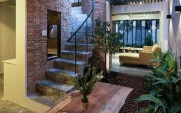 Ngôi nhà tọa lạc tại góc khuất trong con hẻm nhỏ đẹp ấn tượng với điểm nhấn từ gạch trần và cây xanh ở quận Phú Nhuận, TP. HCM