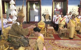 Hoàng hậu Thái Lan quỳ nhận vương miện từ Quốc vương Vajiralongkorn