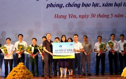 Quỹ sữa vươn cao Việt Nam và Vinamilk trao tặng 44.709 ly sữa cho trẻ em tỉnh Hưng Yên