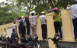 Xôn xao hình ảnh phụ huynh trèo tường khi con đang thi lớp 10 và câu chuyện đầy cảm động phía sau