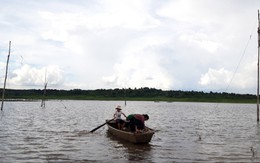 Huyện Krông Pắk (tỉnh Đắk Lắk): Người dân bất chấp tính mạng chèo thuyền qua dòng nước dữ