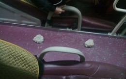 Xe khách hứng “mưa” gạch, 1 người phụ nữ bị thương