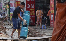 Hà Nội: Người dân bắc cầu vào nhà trên đường Phạm Văn Đồng