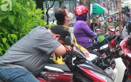 Phụ huynh lo lắng, ngủ gục trên xe, đội mưa đợi con trong ngày đầu kỳ thi tuyển sinh vào lớp 10