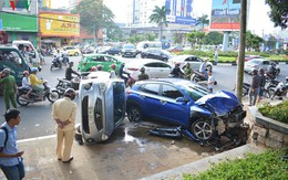 Xe ô tô con tông hàng loạt xe dừng đèn đỏ, nhiều người phải nhập viện