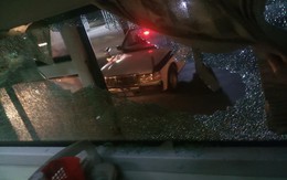 Diễn biến mới nhất vụ xe khách hứng “mưa” gạch, 1 người phụ nữ bị thương