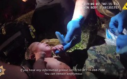 Cảnh sát giải cứu bé sơ sinh bị mẹ nhét vào túi nilon buộc kín bỏ rơi giữa rừng vắng vẻ không bóng người