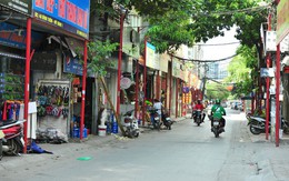 Tuyến đường đồng bộ biển quảng cáo ở Hà Nội: Cây xanh thì ít mà cọc sắt thì nhiều
