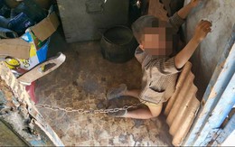 Bố mẹ xích con trai 6 tuổi trước cửa vì nghịch