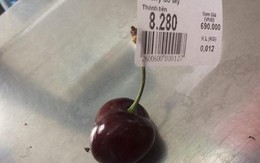 Hết vào siêu thị mua 1 quả vải lại đến mua 2 trái nho, 1 trái cherry...