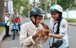Ông bố khiến con gái cười không ngừng vì giấu 2 'vị khách' đặc biệt trong áo, chờ sẵn ngoài trường thi