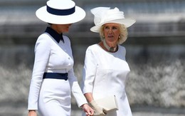 Bà Melania mặc váy, đội mũ giống Diana khi gặp Nữ hoàng