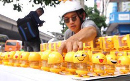 Chàng trai bán lò xo mặt cười ở vỉa hè, thu lời 5 triệu một ngày