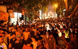 Hàng trăm người dân theo dõi cảnh sát giải cứu con tin ở tiệm cầm đồ